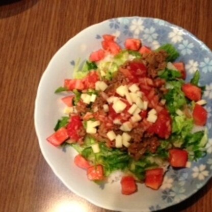 沖縄で食べたタコライスが食べたくなり、作ってみました。簡単に出来るのですね。美味しかった
です。